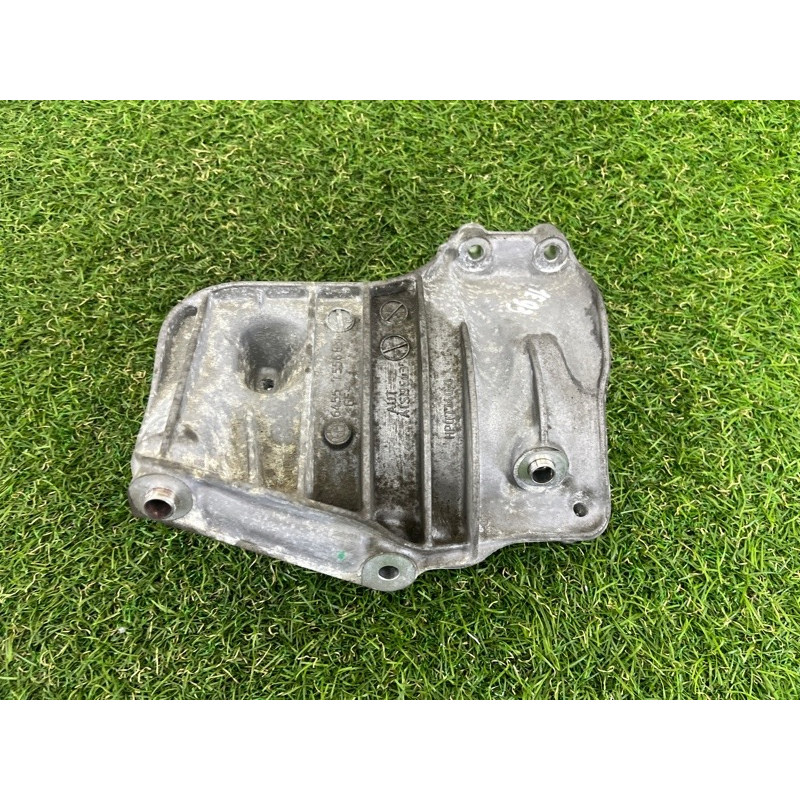 Кронштейн компресора кондиціонера (кронштейни двигуна) BMW 3-series E93 2008 3.0 N54 64557556836