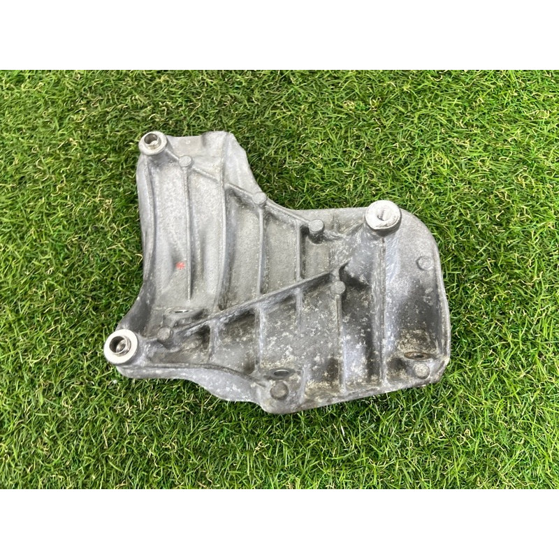 Кронштейн компресора кондиціонера (кронштейни двигуна) BMW 3-series E93 2008 3.0 N54 64557556836