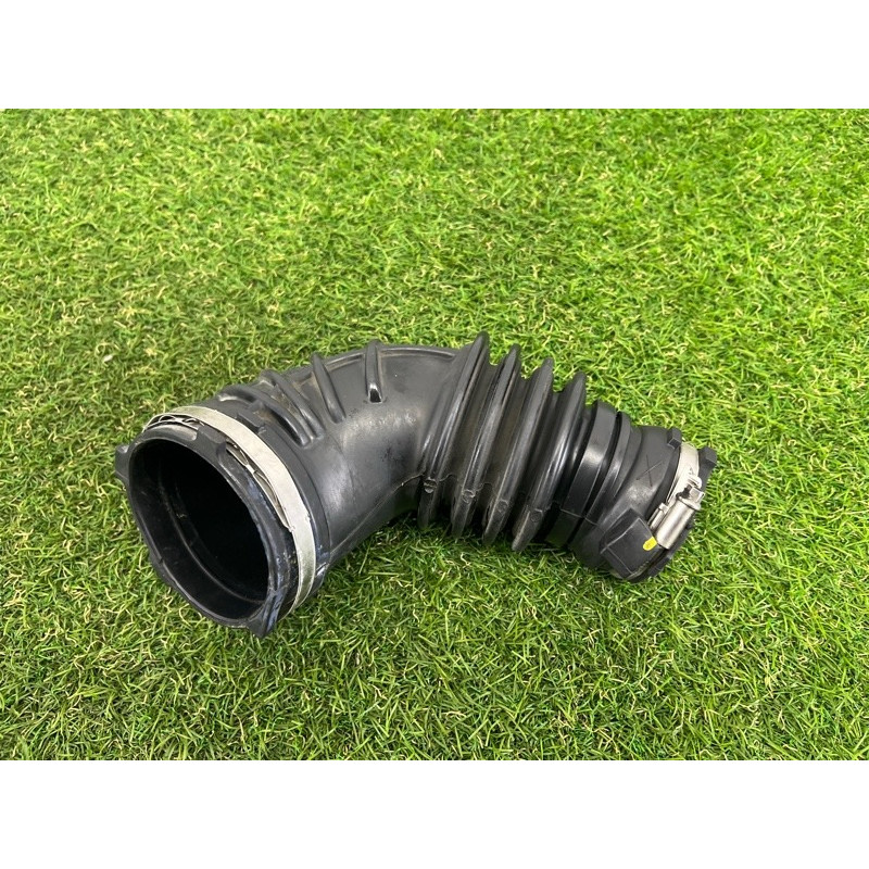 Патрубок воздушного фильтра (впускная система) AUDI A4 B8 2012 2.0 CAEB 06H129629E