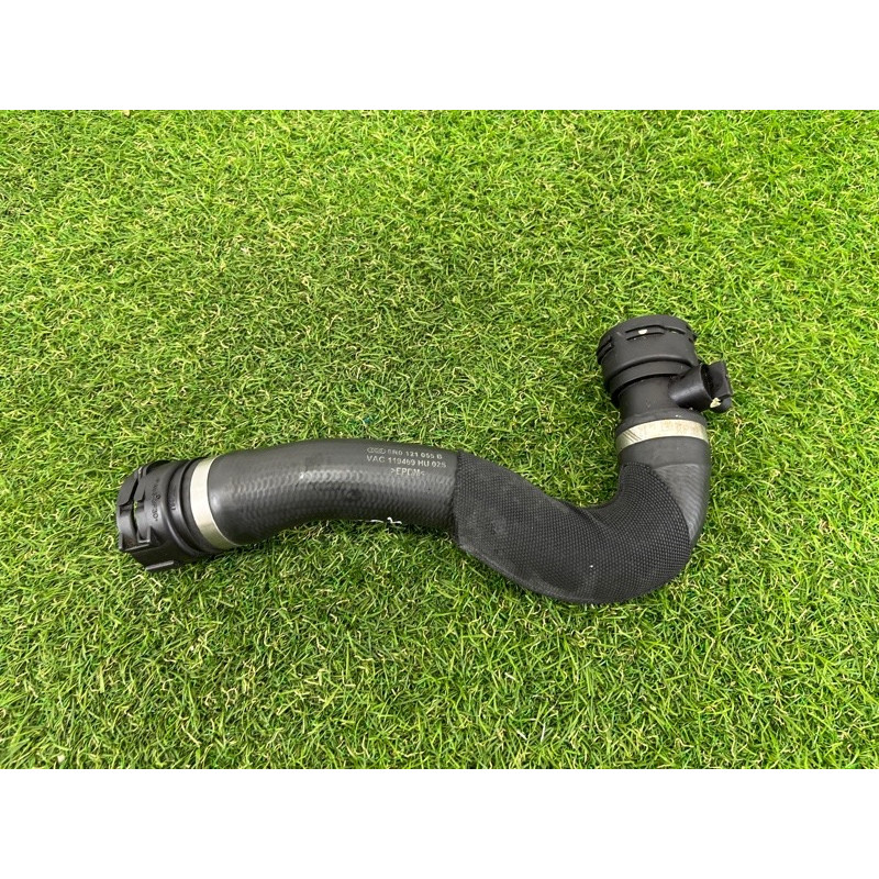 Патрубок (система охлаждения) AUDI Q5 8R 2012 3.2 CALB 8R0121049M