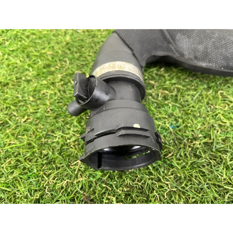 Патрубок (система охлаждения) AUDI Q5 8R 2012 3.2 CALB 8R0121049M