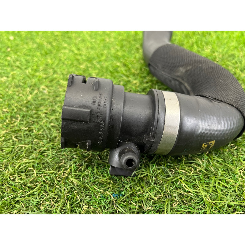 Патрубок (система охлаждения) AUDI Q5 8R 2012 3.2 CALB 8R0121049M