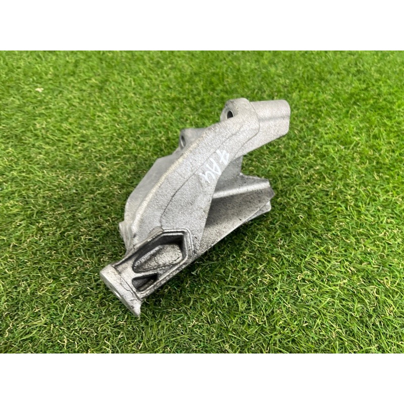 Кронштейн подушки двигателя (кронштейны двигателя) AUDI A4 B8 2012 2.0 CAEB 8K0199307CC