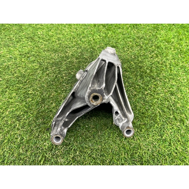 Кронштейн подушки двигателя (кронштейны двигателя) AUDI A4 B8 2012 2.0 CAEB 8K0199307CC