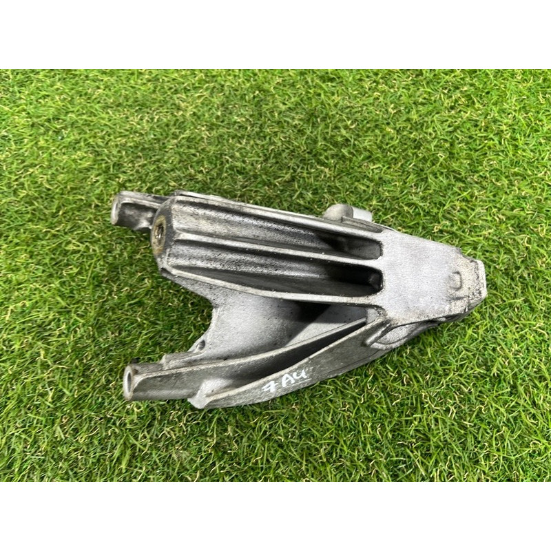 Кронштейн подушки двигателя (кронштейны двигателя) AUDI A4 B8 2012 2.0 CAEB 8K0199307CC