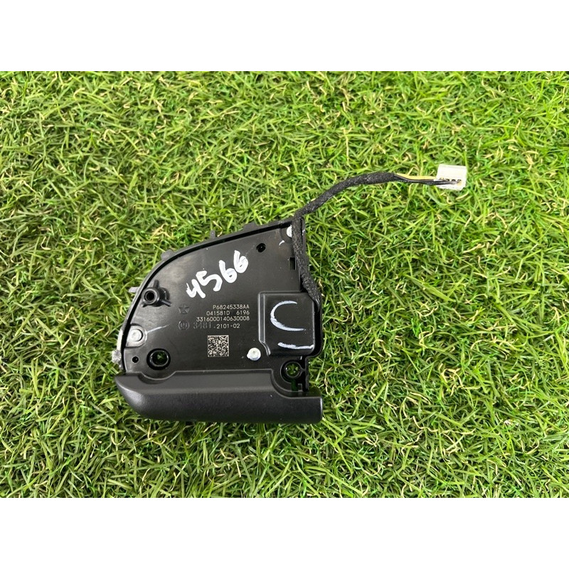 Кнопки руля (электрика / кнопки) Jeep Grand Cherokee WK2 2017 3.6 68245338AA