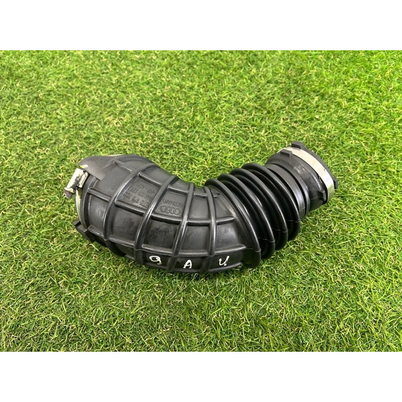 Патрубок воздушного фильтра (впускная система) AUDI A4 B8 2012 2.0 CAEB 06H129629E