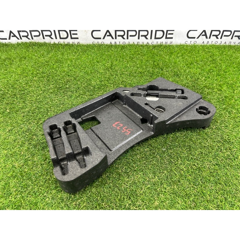 Комплект інструменту (аксессуары) Volkswagen Touareg NF 2012 3.6 CGRA 7P0012112F