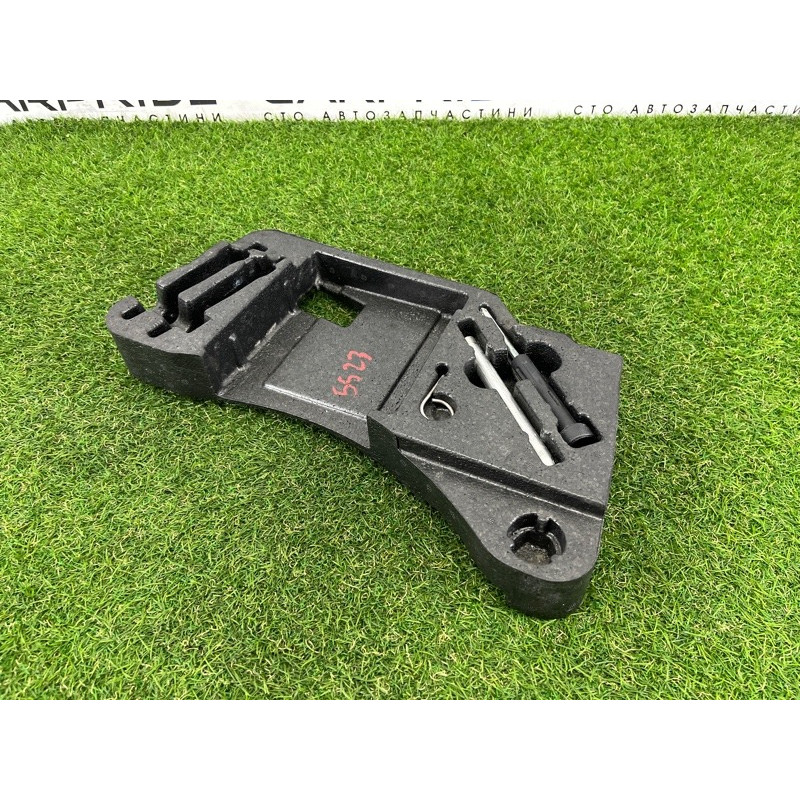 Комплект інструменту (аксессуары) Volkswagen Touareg NF 2012 3.6 CGRA 7P0012112F