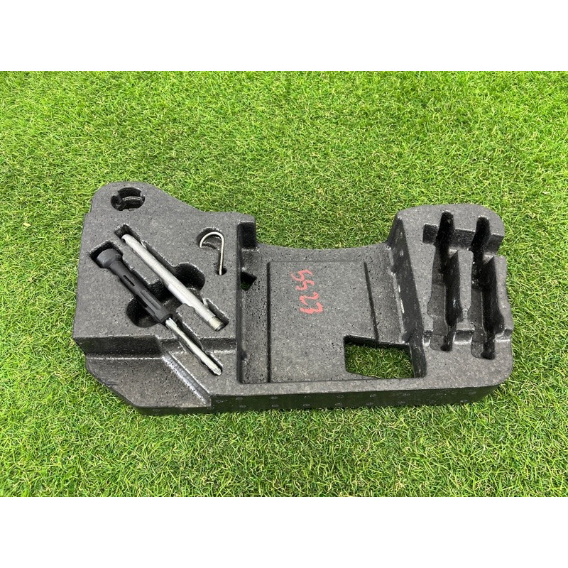 Комплект інструменту (аксессуары) Volkswagen Touareg NF 2012 3.6 CGRA 7P0012112F