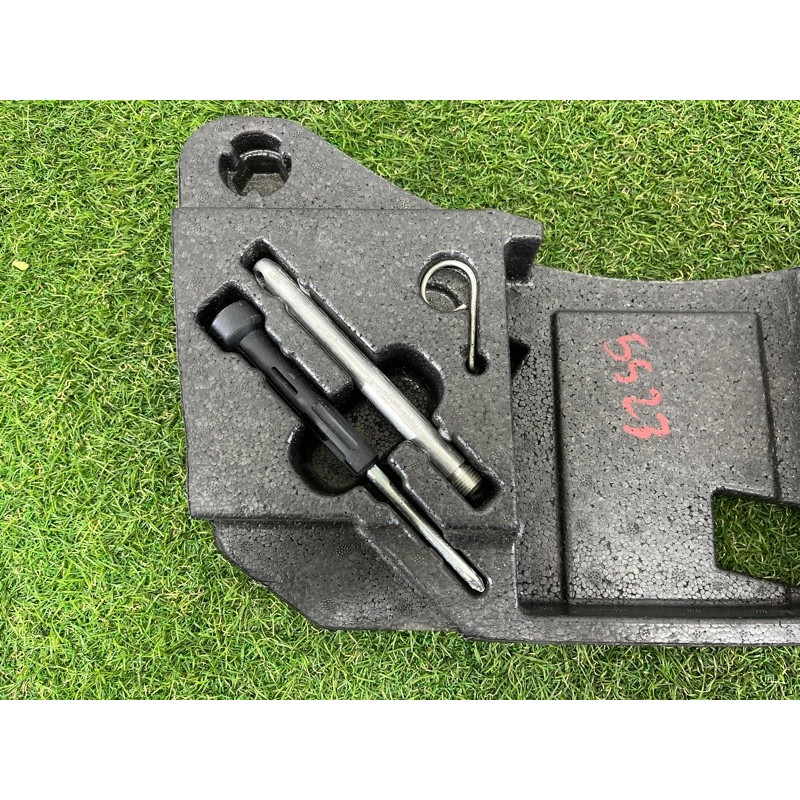 Комплект інструменту (аксессуары) Volkswagen Touareg NF 2012 3.6 CGRA 7P0012112F