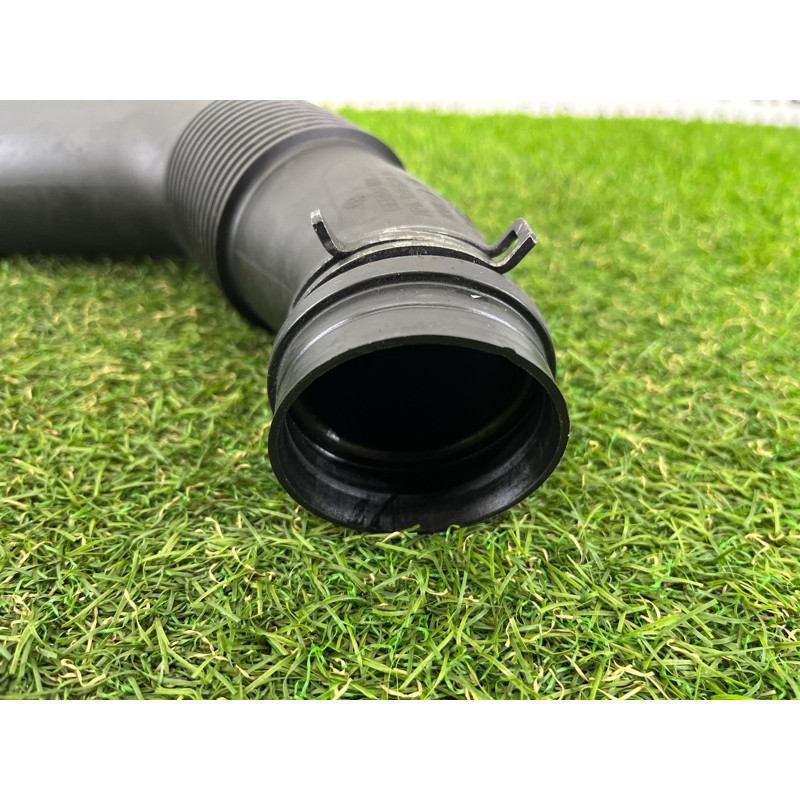 Патрубок воздушного фильтра (впускная система) Volkswagen Touareg NF 2011 3.0 TDI 7P0129627E