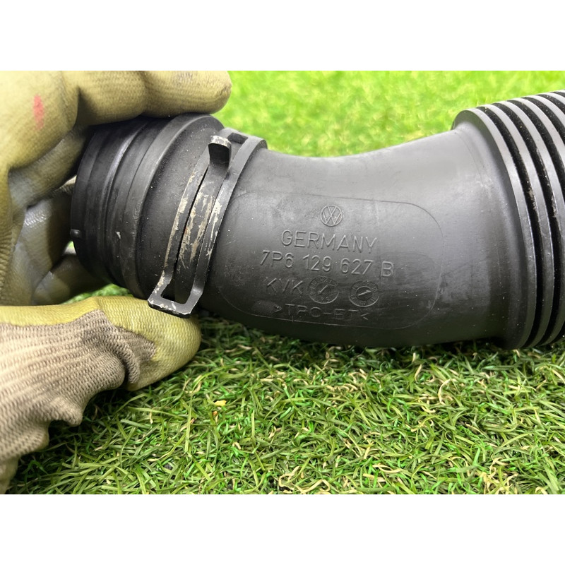 Патрубок воздушного фильтра (впускная система) Volkswagen Touareg NF 2011 3.0 TDI 7P0129627E