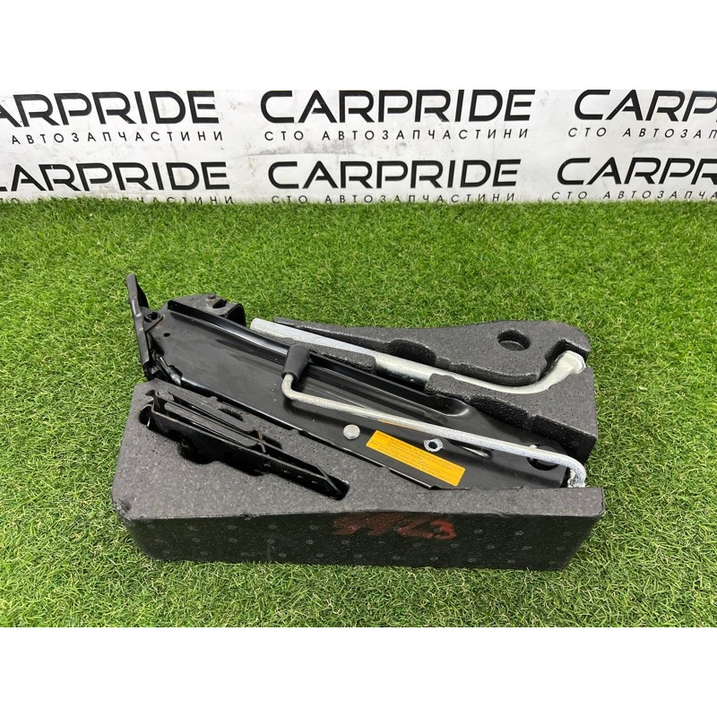 Комплект инструмента (аксессуары) Volkswagen Touareg NF 2012 3.6 CGRA 7P0011031B