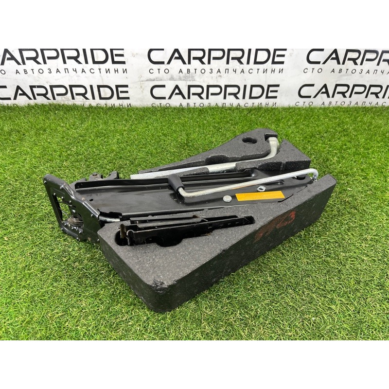 Комплект инструмента (аксессуары) Volkswagen Touareg NF 2012 3.6 CGRA 7P0011031B