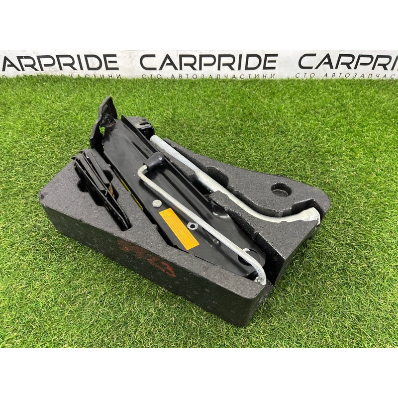 Комплект инструмента (аксессуары) Volkswagen Touareg NF 2012 3.6 CGRA 7P0011031B