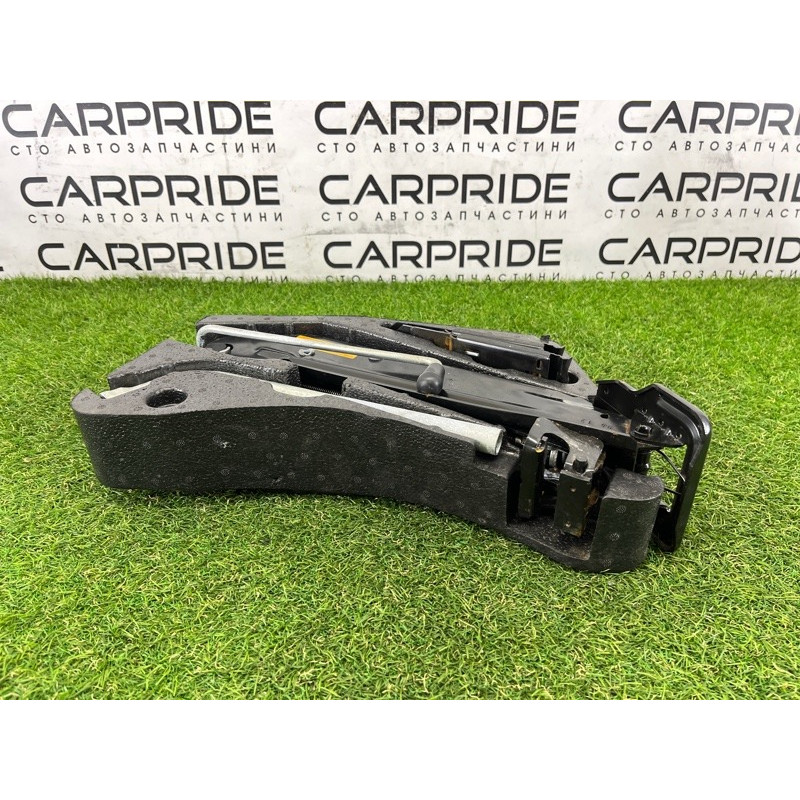 Комплект инструмента (аксессуары) Volkswagen Touareg NF 2012 3.6 CGRA 7P0011031B