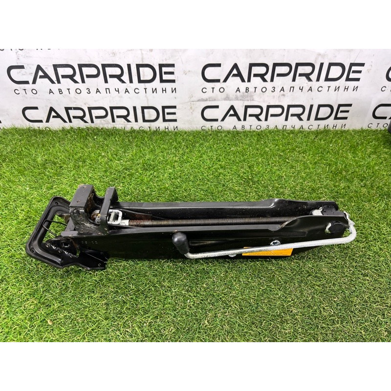 Комплект инструмента (аксессуары) Volkswagen Touareg NF 2012 3.6 CGRA 7P0011031B