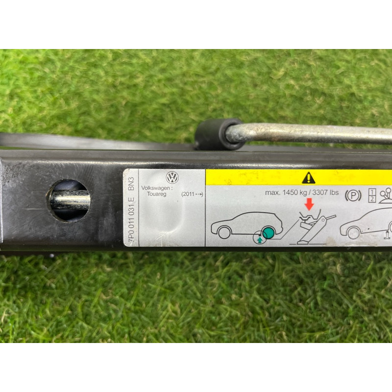 Комплект инструмента (аксессуары) Volkswagen Touareg NF 2012 3.6 CGRA 7P0011031B