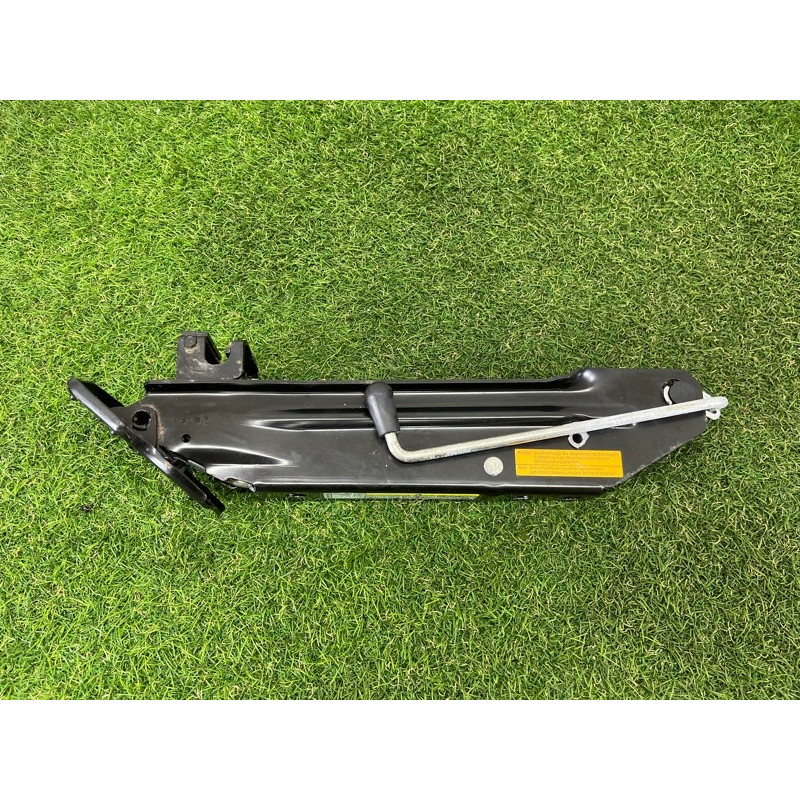 Комплект инструмента (аксессуары) Volkswagen Touareg NF 2012 3.6 CGRA 7P0011031B