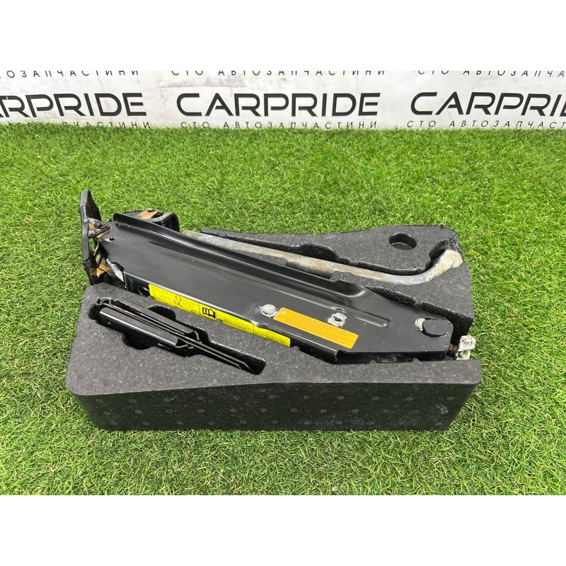 Комплект инструмента (аксессуары) Volkswagen Touareg NF 2011 3.0 TDI 7P0011031B