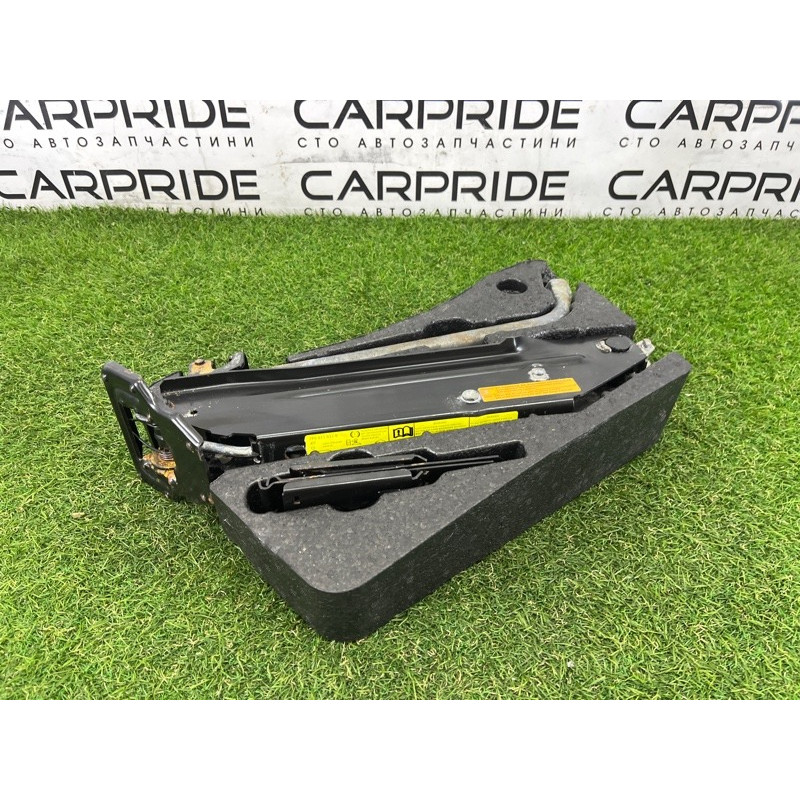 Комплект инструмента (аксессуары) Volkswagen Touareg NF 2011 3.0 TDI 7P0011031B