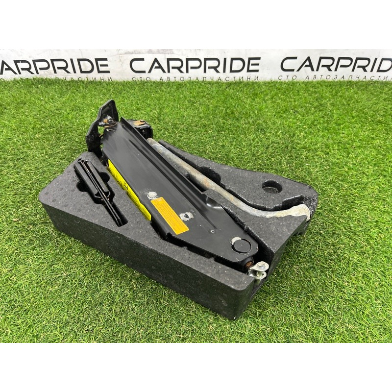 Комплект инструмента (аксессуары) Volkswagen Touareg NF 2011 3.0 TDI 7P0011031B