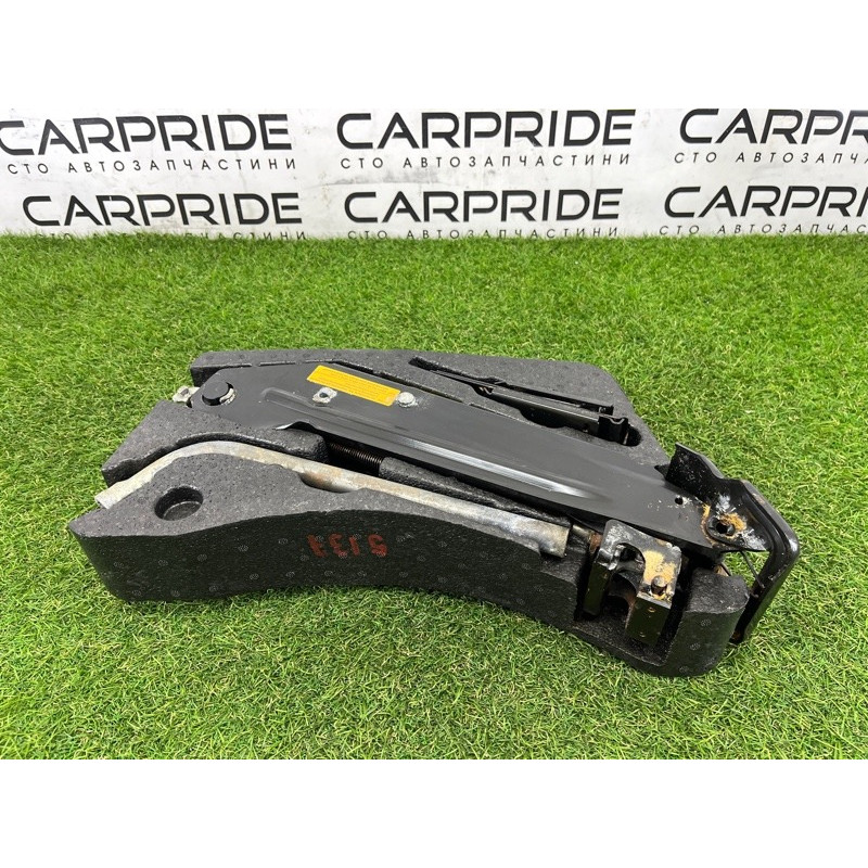 Комплект инструмента (аксессуары) Volkswagen Touareg NF 2011 3.0 TDI 7P0011031B