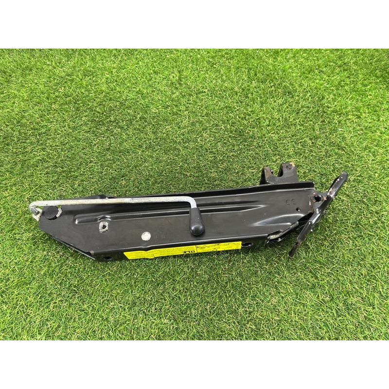 Комплект инструмента (аксессуары) Volkswagen Touareg NF 2011 3.0 TDI 7P0011031B