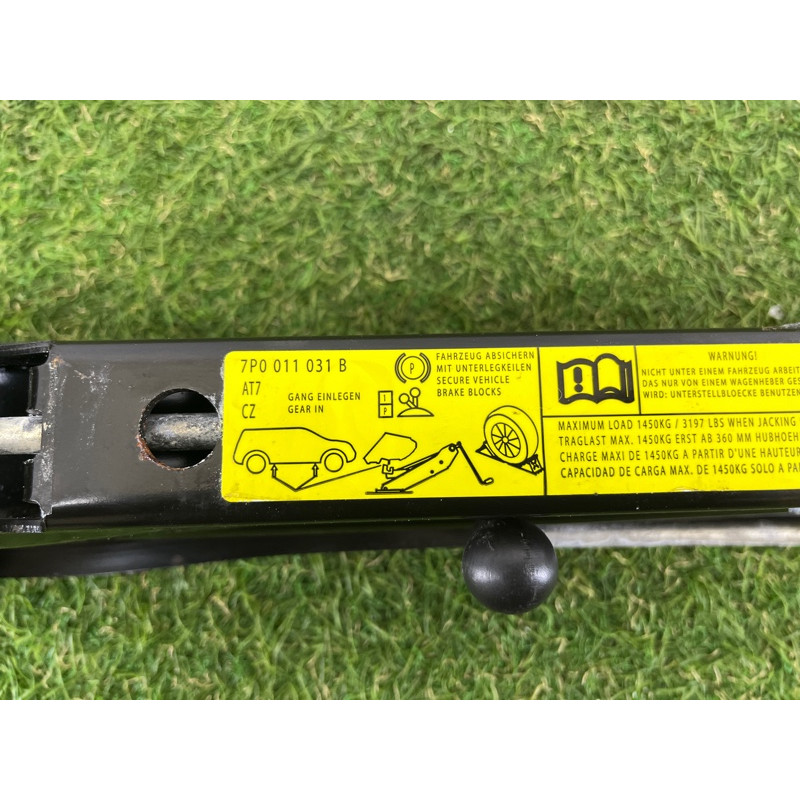 Комплект инструмента (аксессуары) Volkswagen Touareg NF 2011 3.0 TDI 7P0011031B