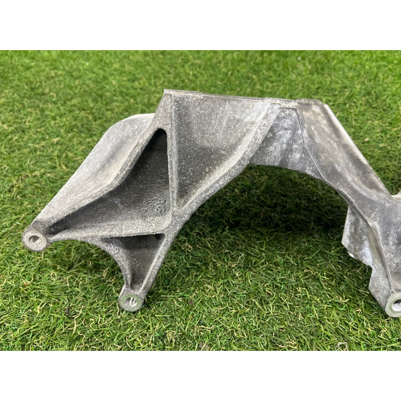 Кронштейн генератора (кронштейны двигателя) Volkswagen Touareg NF 2013 3.6 03H260087E