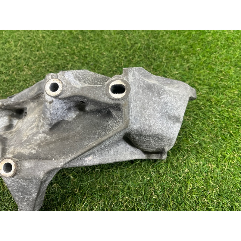 Кронштейн генератора (кронштейны двигателя) Volkswagen Touareg NF 2013 3.6 03H260087E