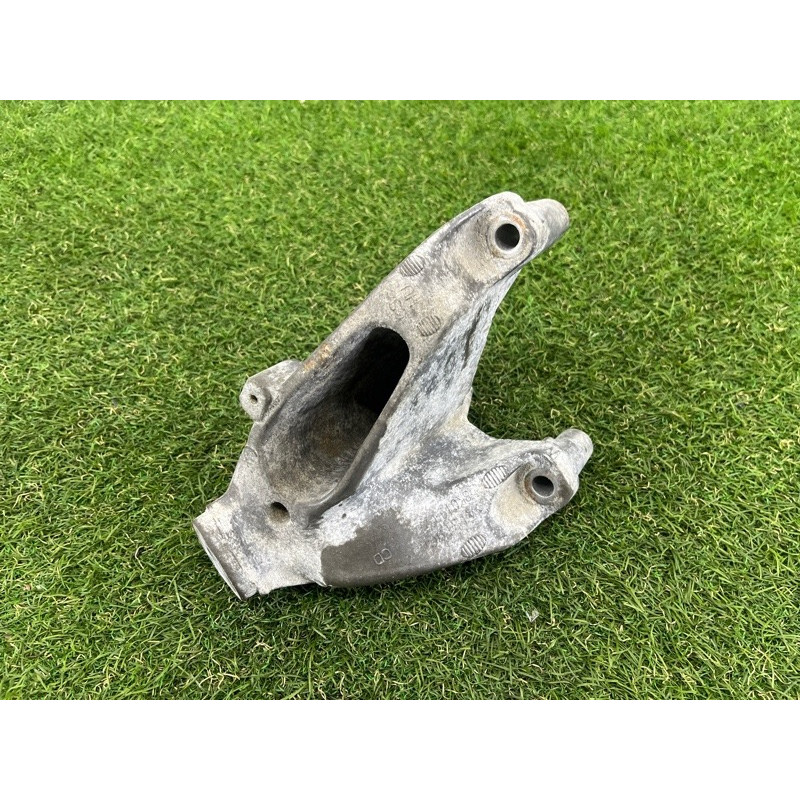 Кронштейн подушки двигателя (кронштейны двигателя) AUDI A4 B8 2012 2.0 CAEB 8K0199307CC