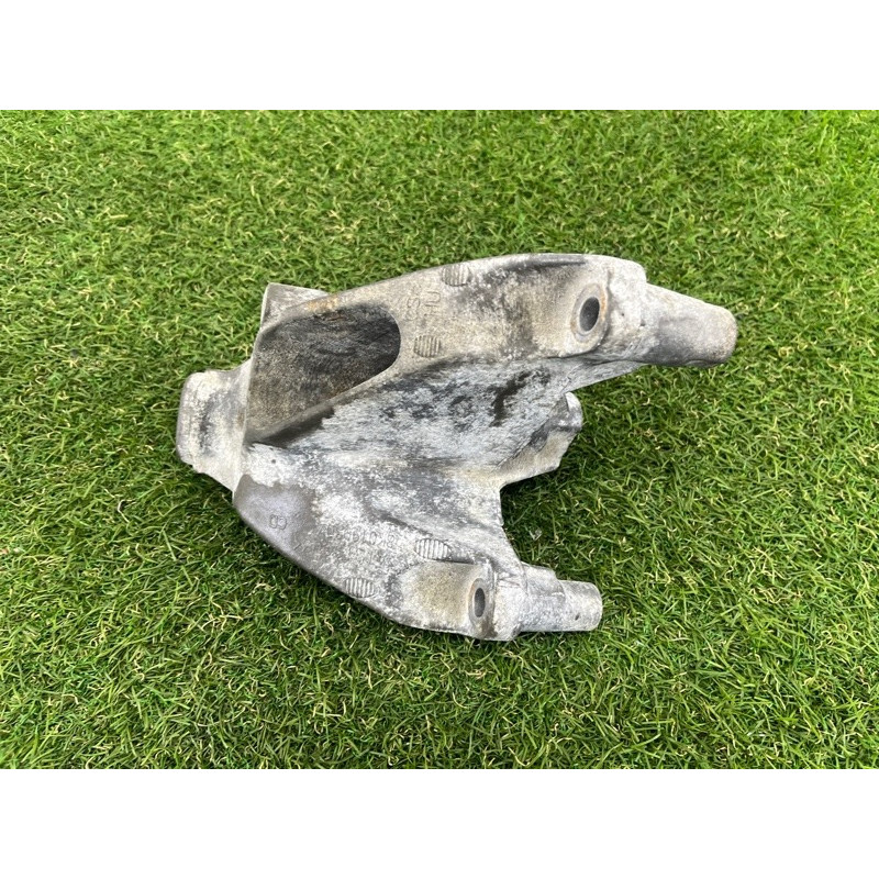 Кронштейн подушки двигателя (кронштейны двигателя) AUDI A4 B8 2012 2.0 CAEB 8K0199307CC