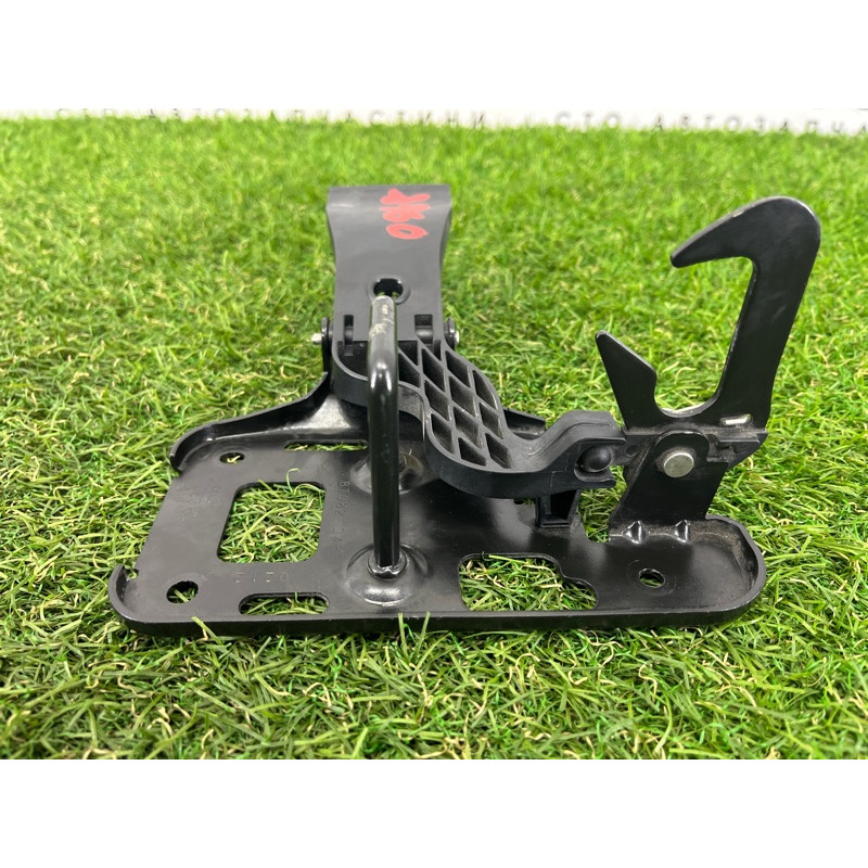 Ответная часть замка капота (кузов и элементы) AUDI A4 B8 2012 2.0 CAEB 8T0823480