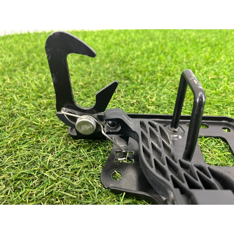 Ответная часть замка капота (кузов и элементы) AUDI A4 B8 2012 2.0 CAEB 8T0823480