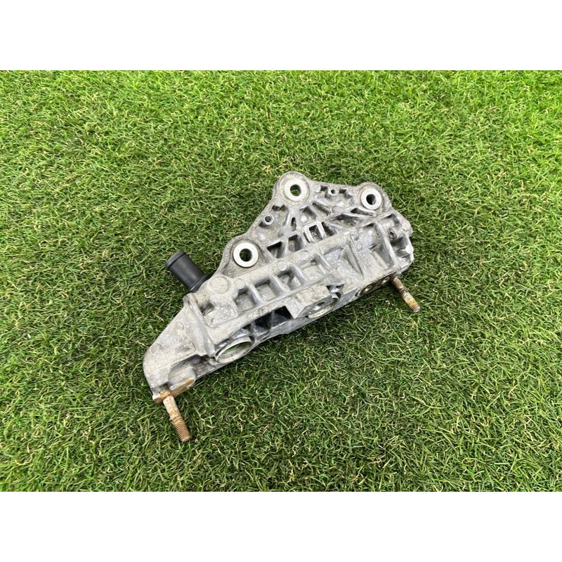 Кронштейн радиатора EGR (кронштейны двигателя) Jeep Grand Cherokee WK2 2014 3.0 Diesel EXF 68211313AA