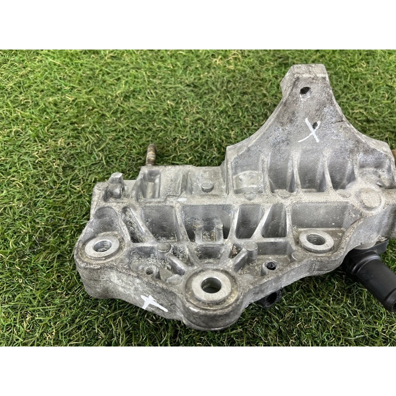 Кронштейн радиатора EGR (кронштейны двигателя) Jeep Grand Cherokee WK2 2014 3.0 Diesel EXF 68211313AA