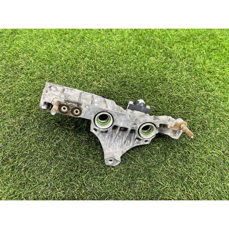 Кронштейн радиатора EGR (кронштейны двигателя) Jeep Grand Cherokee WK2 2014 3.0 Diesel EXF 68211313AA