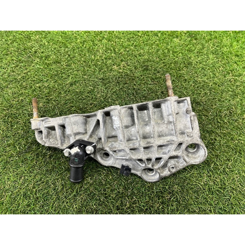 Кронштейн радиатора EGR (кронштейны двигателя) Jeep Grand Cherokee WK2 2014 3.0 Diesel EXF 68211313AA