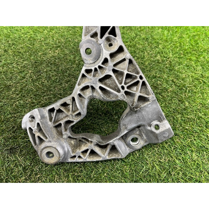 Кронштейн компрессора кондиционера (кронштейны двигателя) Jeep Grand Cherokee WK2 2014 3.0 Diesel EXF VMMT03