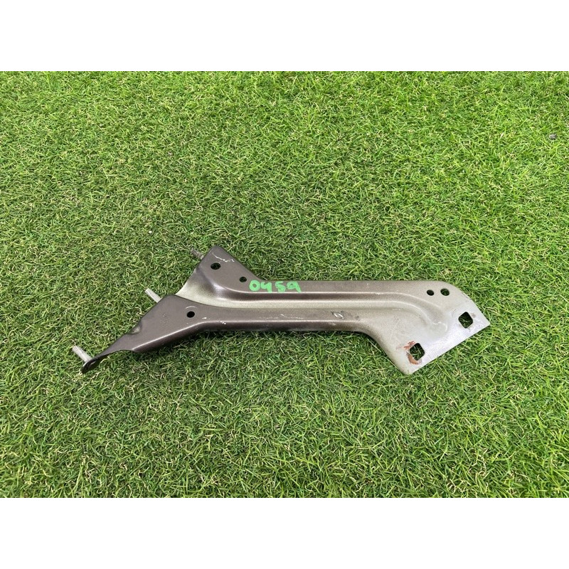 Крепление крыла (кузов и элементы) AUDI Q5 8R 2012 2.0 CAEB 8R0821135