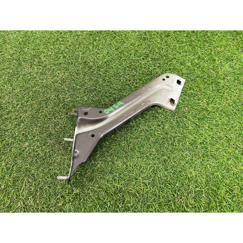 Крепление крыла (кузов и элементы) AUDI Q5 8R 2012 2.0 CAEB 8R0821135