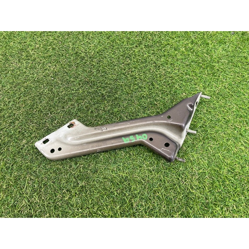 Крепление крыла (кузов и элементы) AUDI Q5 8R 2012 2.0 CAEB 8R0821135