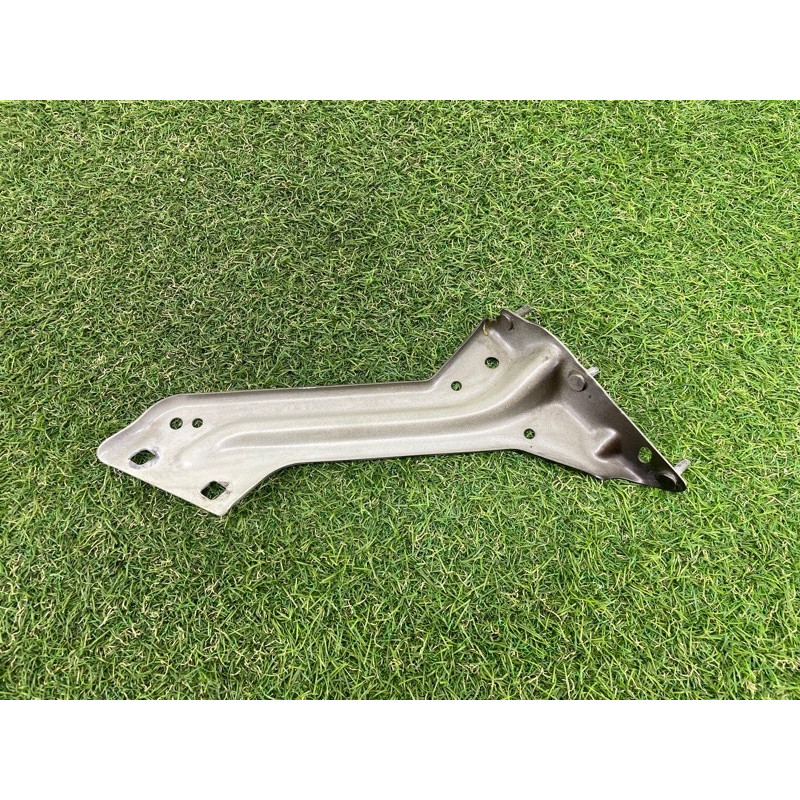 Крепление крыла (кузов и элементы) AUDI Q5 8R 2012 2.0 CAEB 8R0821135