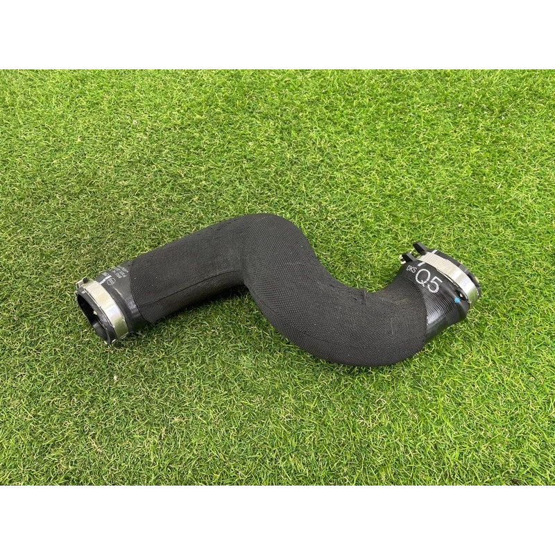 Патрубок интеркулера (двигатель и элементы) AUDI Q5 8R 2012 2.0 CAEB 8R0145737J