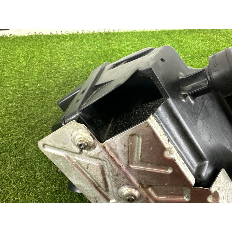 Корпус воздушного фильтра (впускная система) AUDI Q5 8R 2012 2.0 CAEB 8R0133837AF