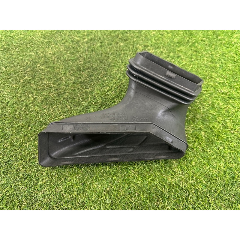 Патрубок воздушного фильтра (впускная система) AUDI A4 B8 2012 2.0 CAEB 8R0129739A