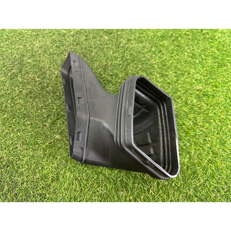 Патрубок воздушного фильтра (впускная система) AUDI A4 B8 2012 2.0 CAEB 8R0129739A