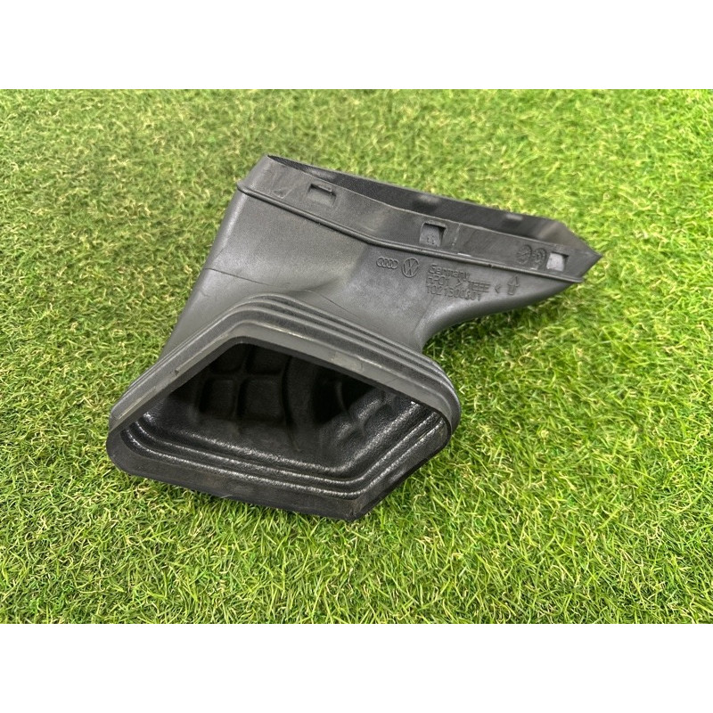 Патрубок воздушного фильтра (впускная система) AUDI A4 B8 2012 2.0 CAEB 8R0129739A